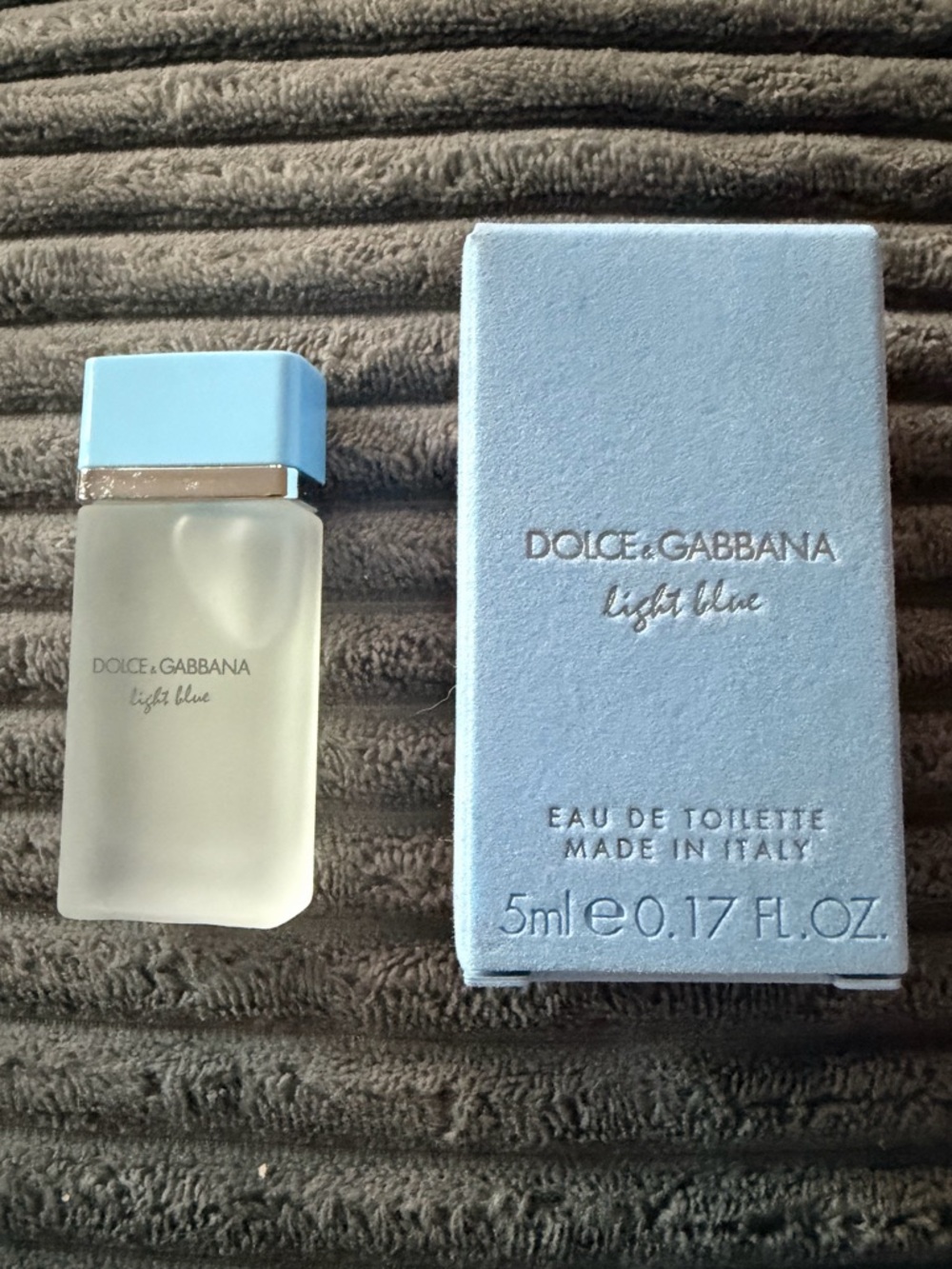 Dolce & Gabbana Light Blue Mini Eau de Toilette - Light Blue Bottle & Cap
